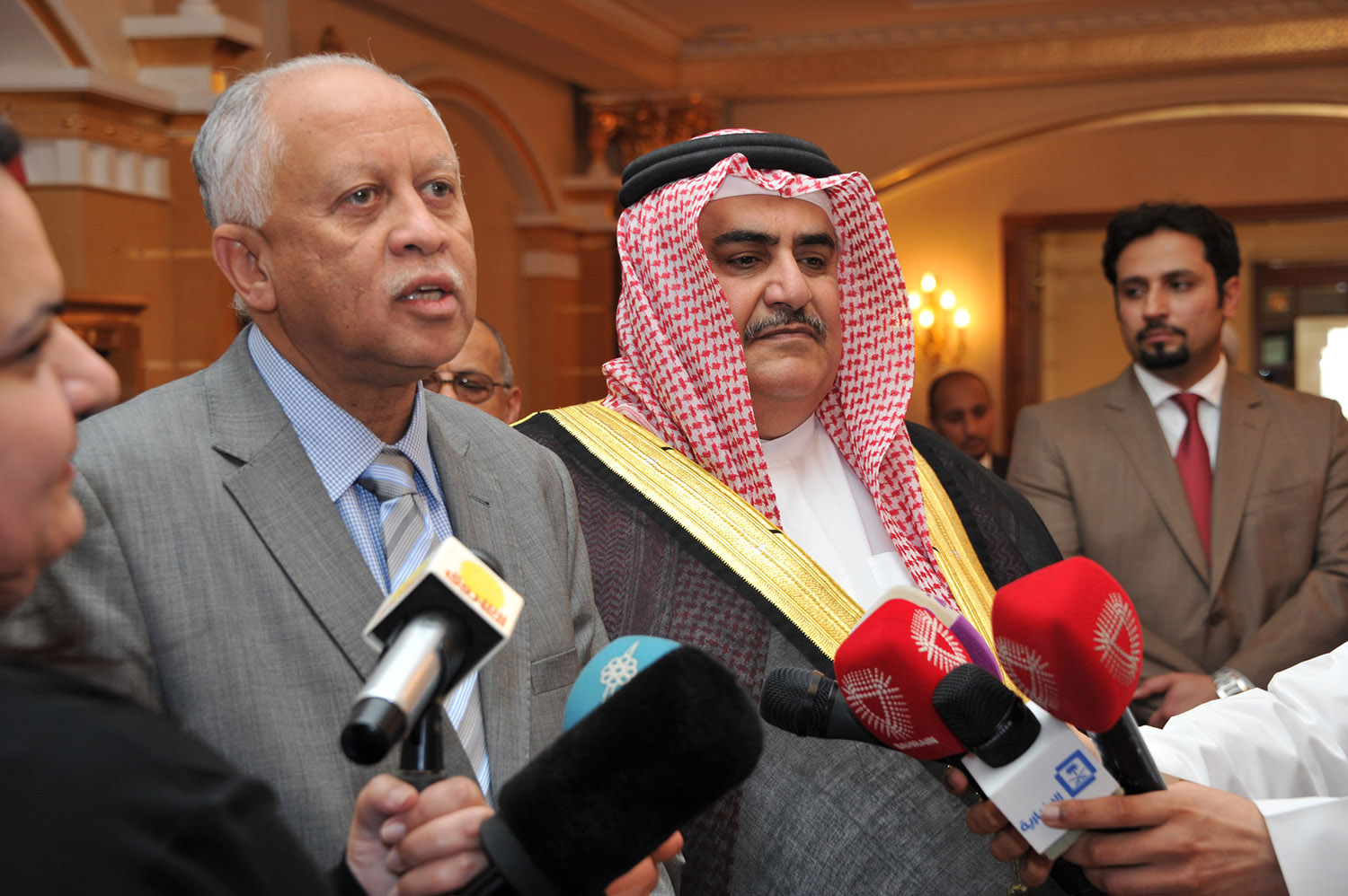 Yemeni Foreign Minister Riyad Yaseen with Bahrain Foreign Minister Shaikh Khaled bin Ahmad bin Mohammad Al-Khalifa 