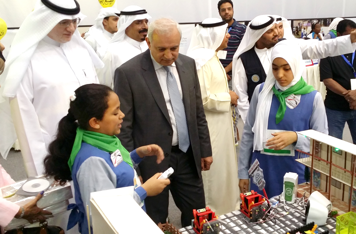 وزير التربية ووزير التعليم العالي الدكتور بدر العيسى اثناء زيارته المسابقة الوطنية الثانية للروبوت