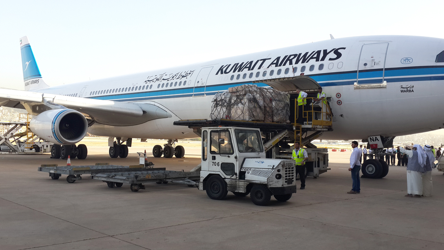 Kuwaiti airplane loaded with 33 tons of humanitarian aid lands in Lebanese Rafiq Hariri International Airoport 