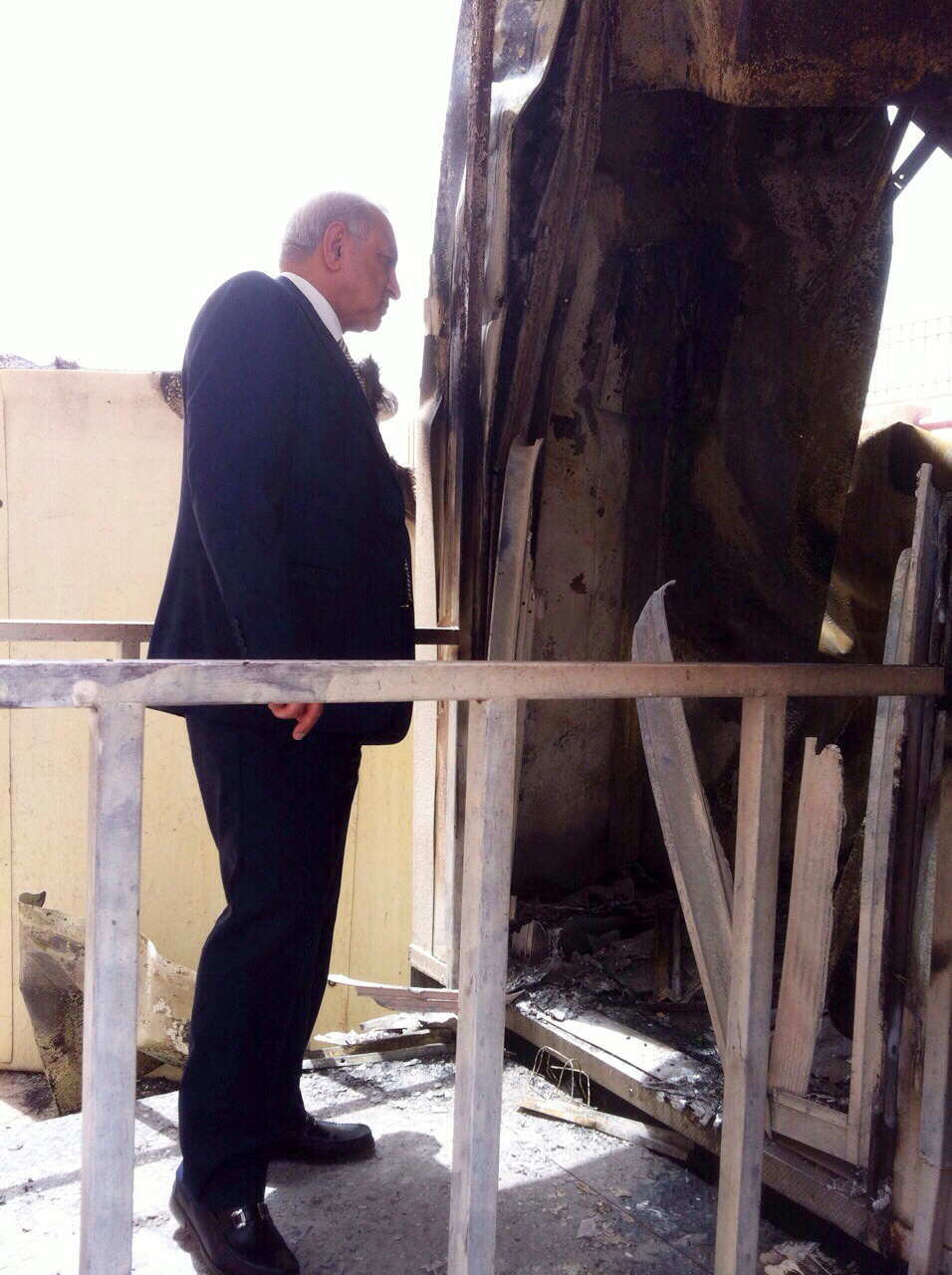 وزير التربية ووزير التعليم العالي الدكتور بدر العيسى خلال تفقده مدرسة لولوة القعود للاطلاع على الحريق الذي اندلع فيها