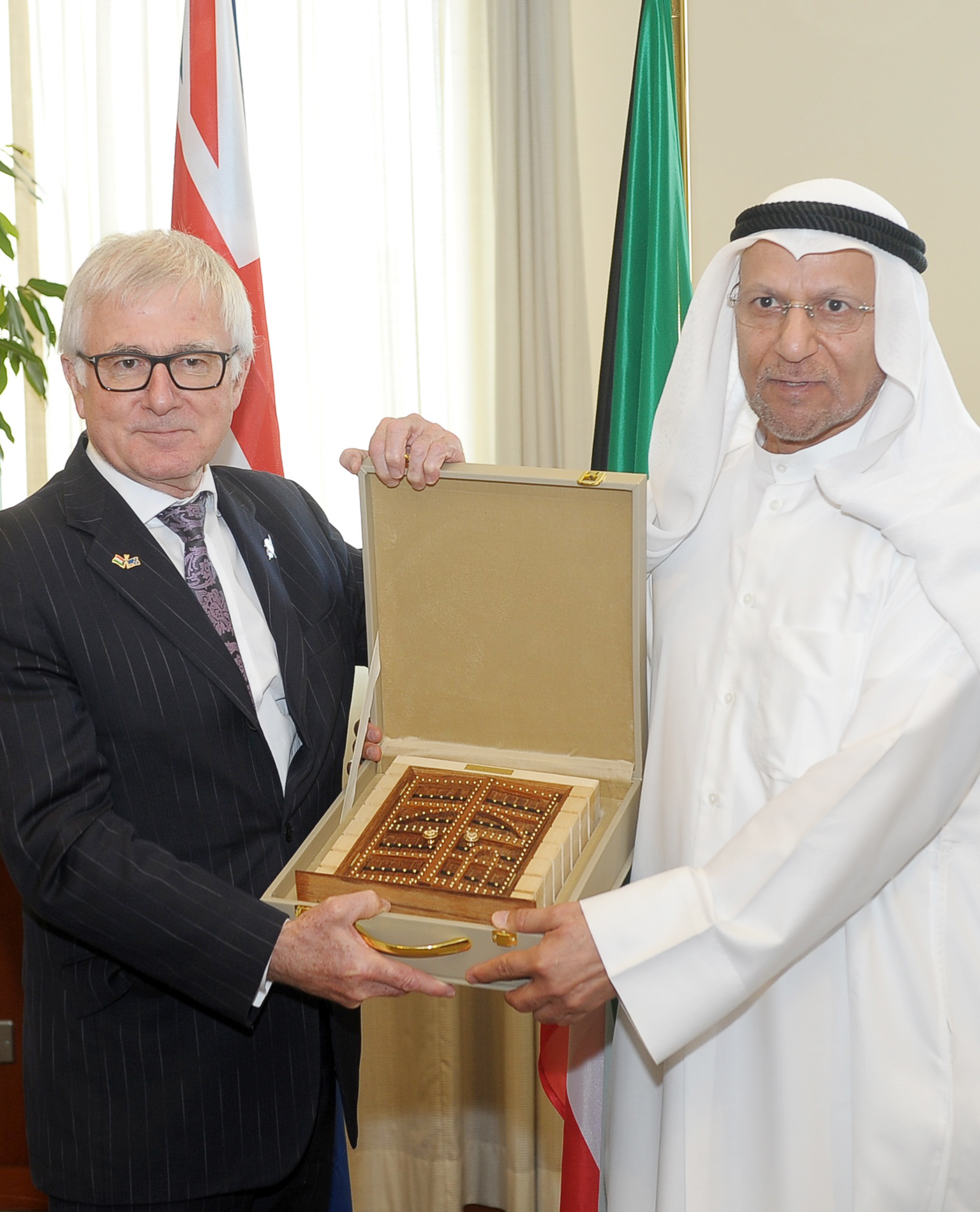 النائب الثاني لغرفة تجارة وصناعة الكويت عبد الوهاب الوزان يكرم  وزير التجارة النيوزيلندي تيم جروسر