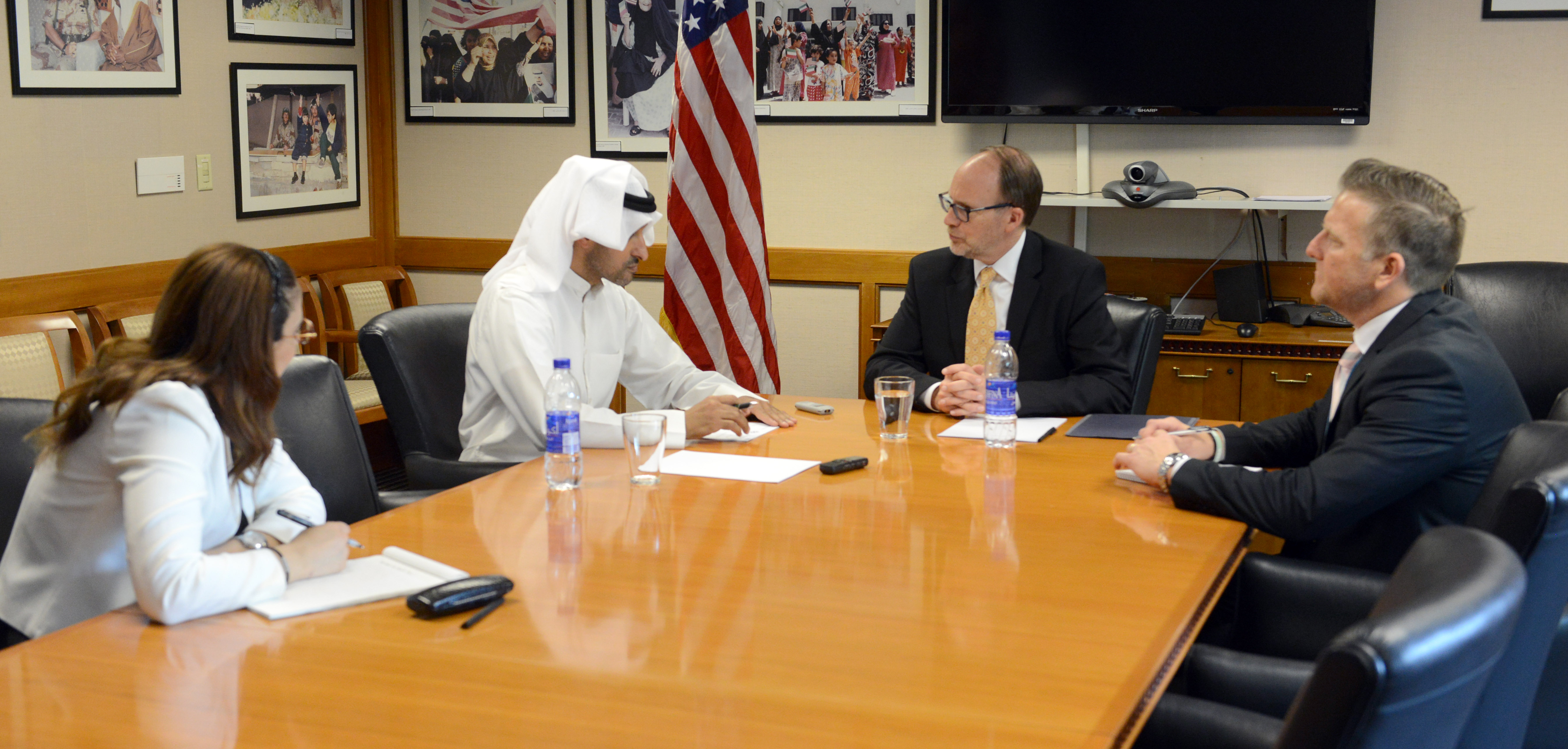 سفير الولايات المتحدة لدى دولة الكويت دوغلاس سيليمان مع الزميل بدر الشرهان