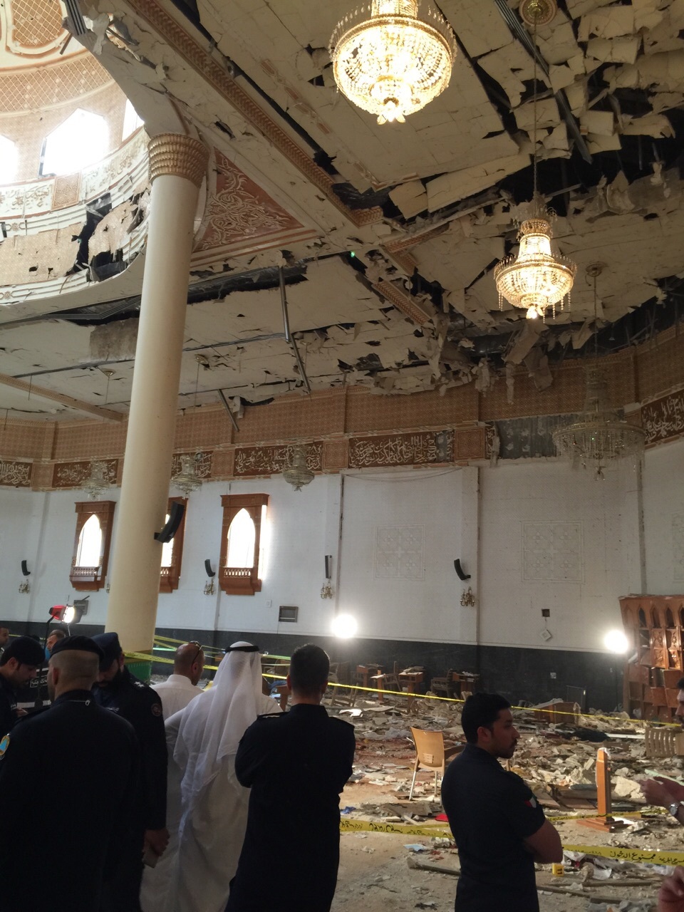 انفجار في مسجد الامام الصادق بمنطقة الصوابر وسط مدينة الكويت