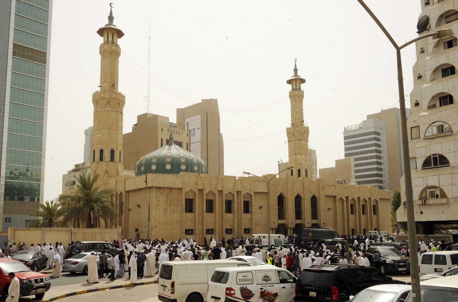 جانب من انتشار الأجهزة الامنية عقب الحادث الارهابي الذي شهده مسجد الامام الصادق