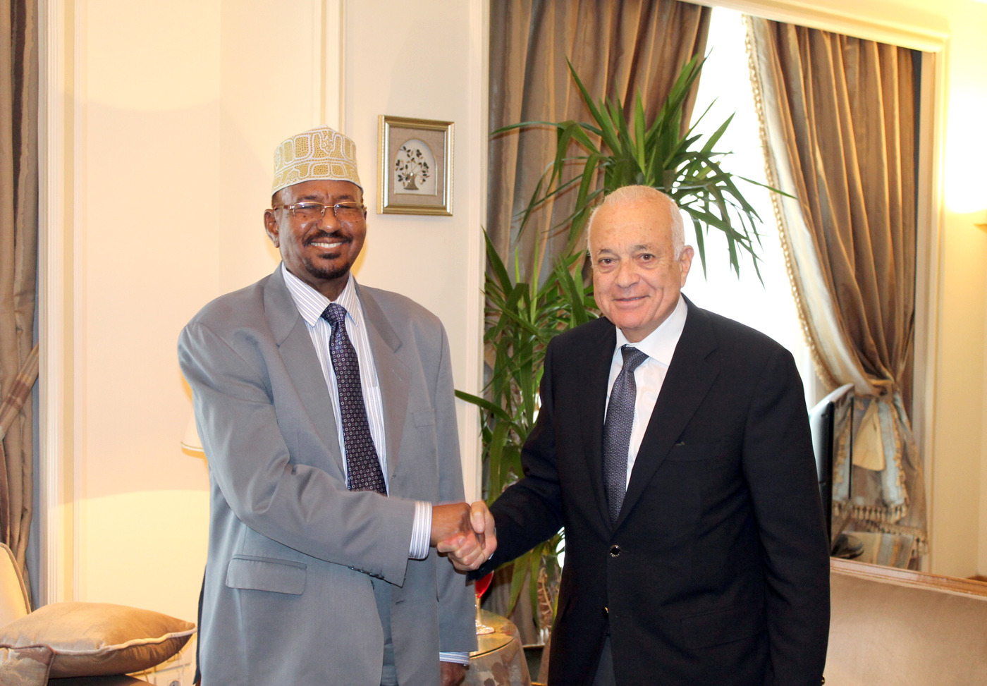 Arab League Secretary General Nabil Al-Araby with  Somalia's Ambassador to Egypt and Permanent Representative to the League Abdullah Hassan Mahmoud
