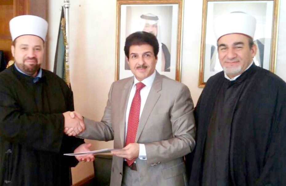 Ambassador Yousef Abdulsamad Delivers donation representatives of the Muslim community