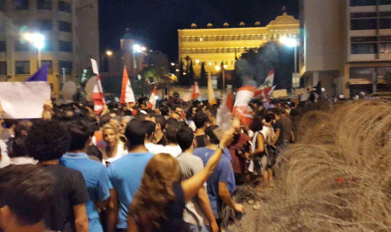 جانب من الشبان المشاركين في التجمع وسط العاصمة اللبنانية