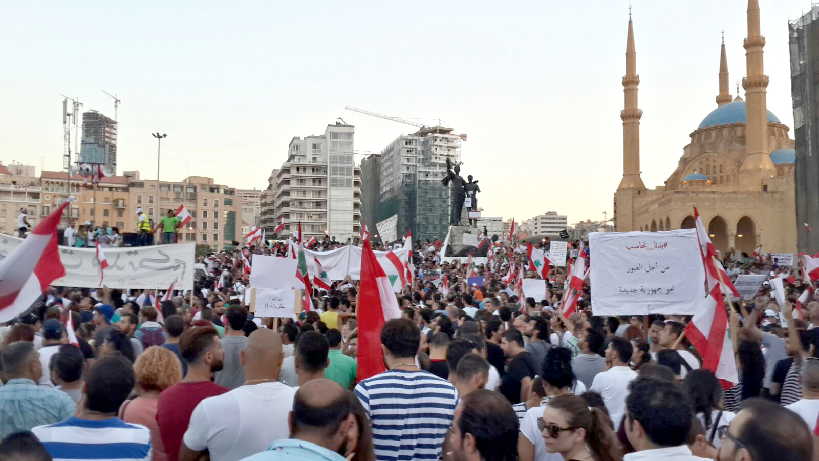 المتظاهرون ضد الفساد في لبنان يمهلون الحكومة 72 ساعة قبل التصعيد