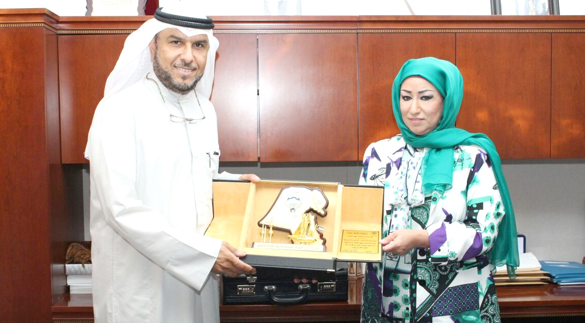 Head of the media office of the Ministry of Health Dr. Ghalia Al-Mutairi honors director of Media and Public relations in Kuwait Airways Fayez Al-Enezi