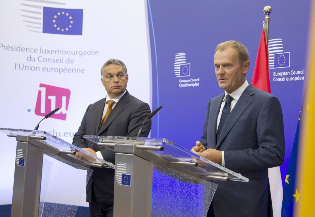 رئيس المجلس الأوروبي دونالد تاسك مع رئيس الوزراء الهنغاري فيكتور اوربان خلال المؤتمر الصحفي