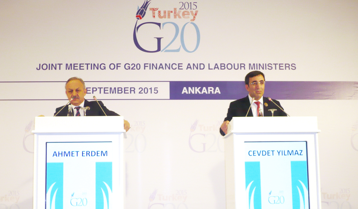 نائب رئيس الوزراء التركي جودت يلماز ووزير العمل احمد ايرديم في المؤتمر الصحفي