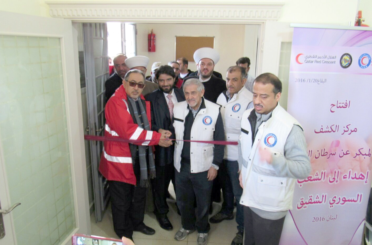 رئيس جمعية الهلال الاحمر الكويتي الدكتور هلال الساير خلال تقديم جهاز متطور لفحص سرطان الثدي