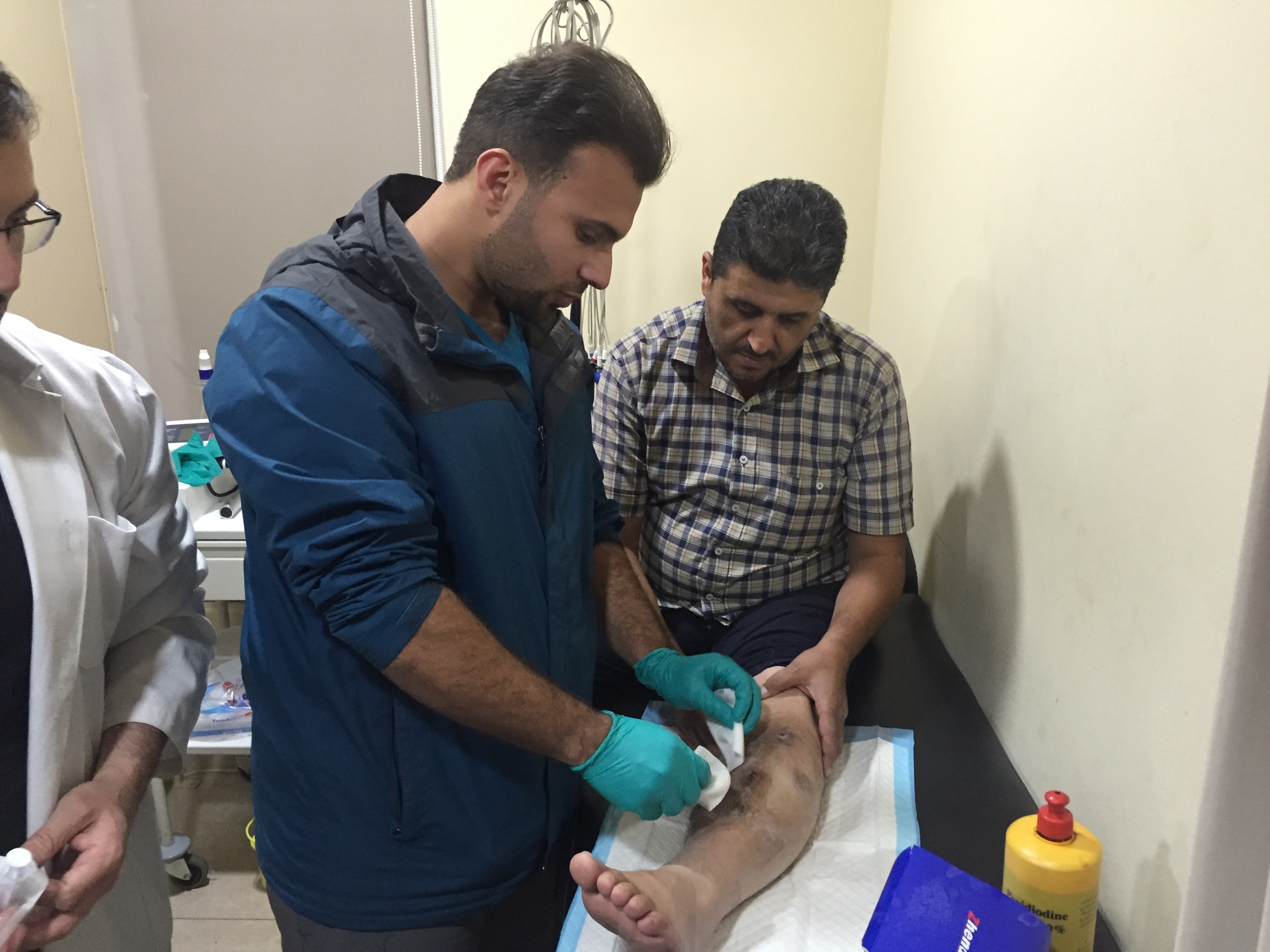 عضو فريق الجمعية الطبية الكويتية احمد المحمد اثناء فحصه لأحد المرضى