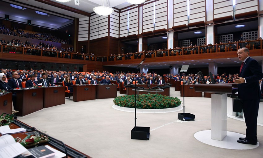 الرئيس التركي رجب طيب اردوغان يلقي كلمته بافتتاح الفصل التشريعي الثاني للبرلمان التركي