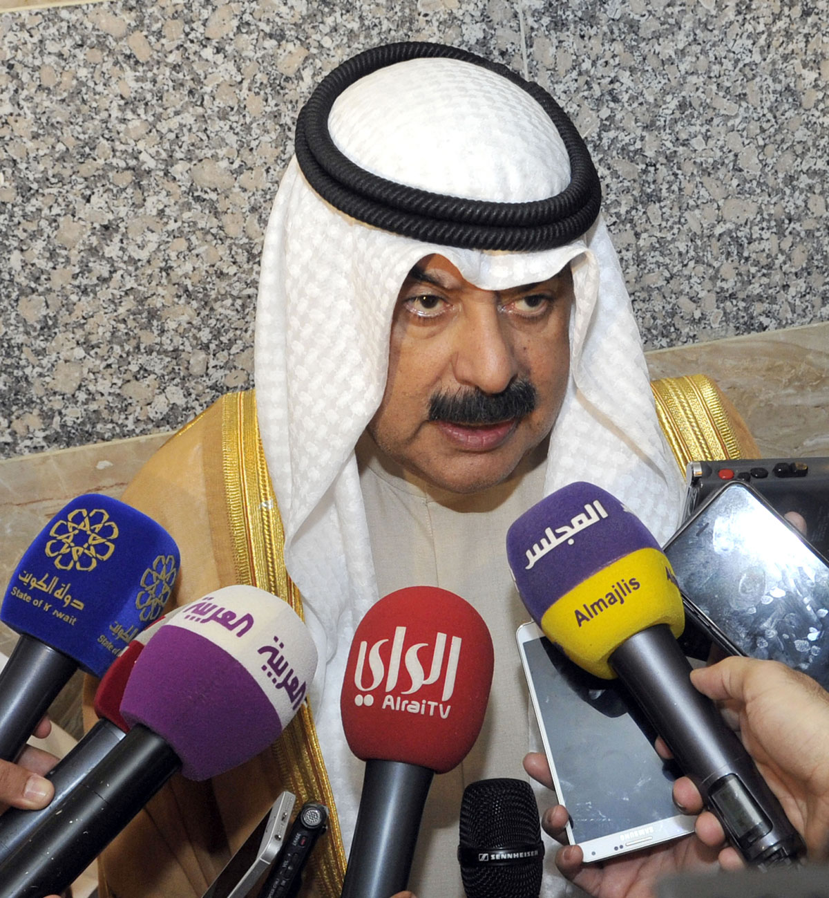 نائب وزير الخارجية الكويتي خالد الجارالله أثناء تصريحه