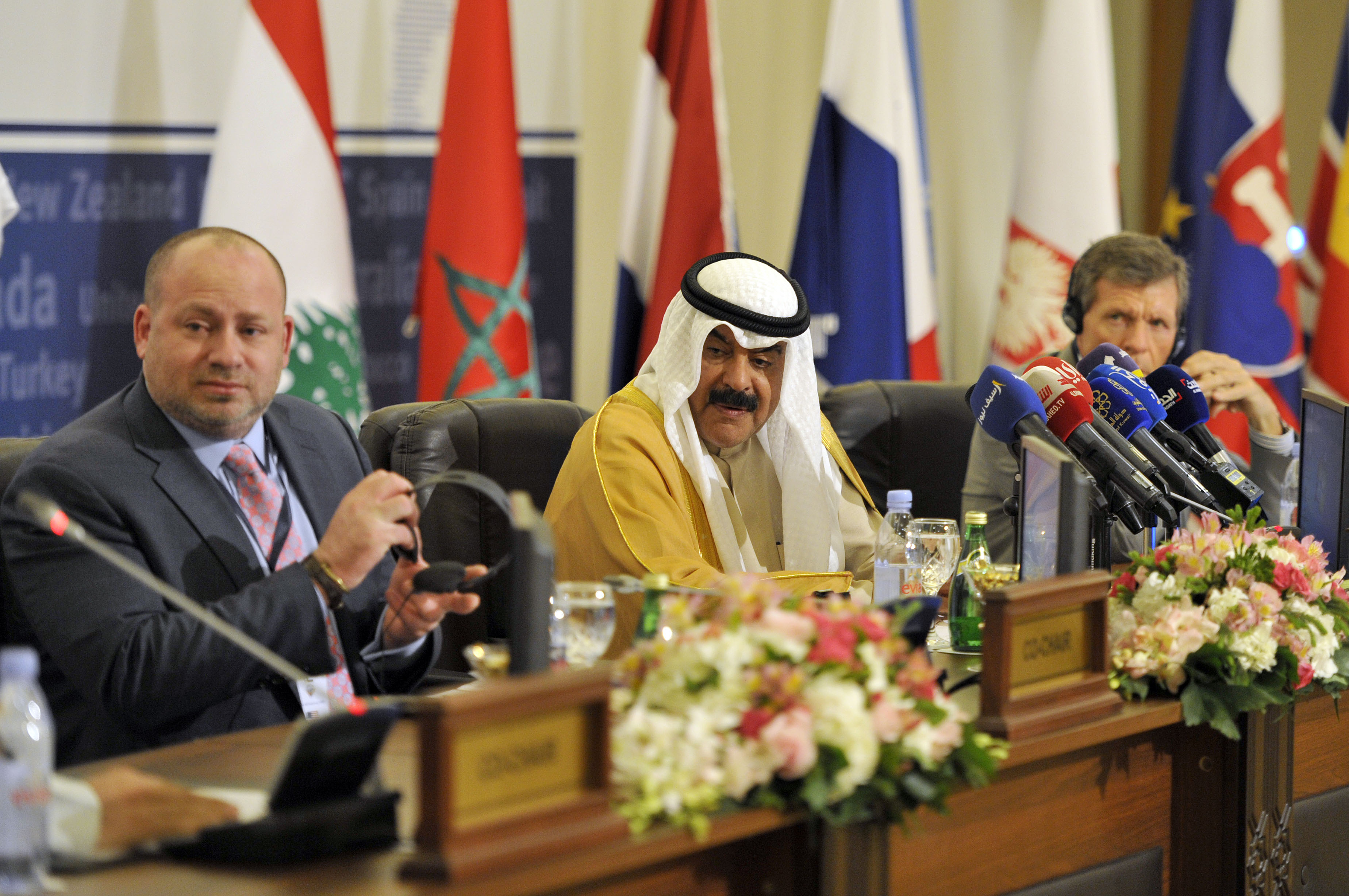 نائب وزير الخارجية الكويتي خالد الجارالله أثناء افتتاح الاجتماع السادس لمجموعة مكافحة تمويل ما يسمى تنظيم الدولة (داعش)