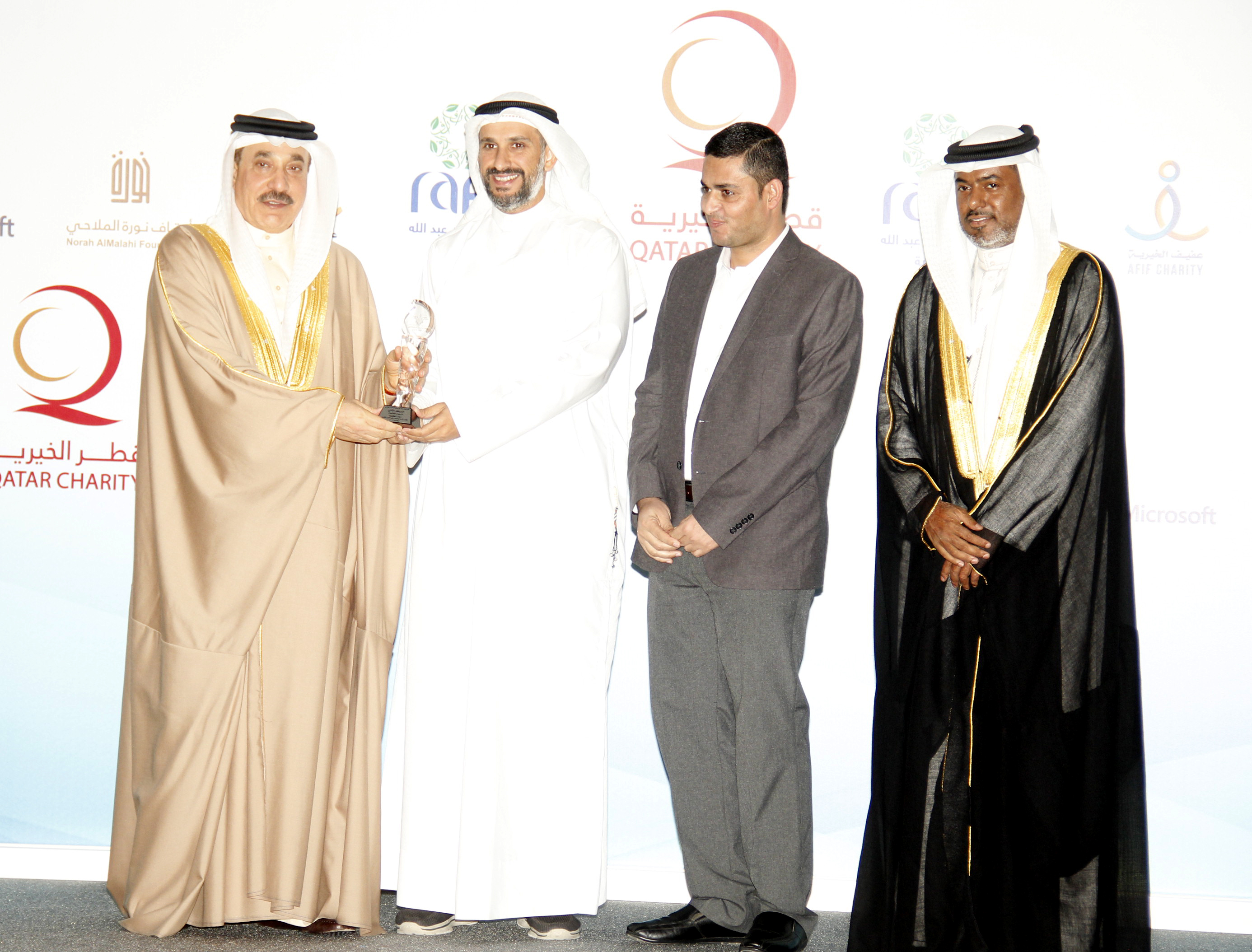 جمعية الرحمة التابعة لجمعية الاصلاح الاجتماعي تتسلم الجائزة من وزير العمل البحريني جميل حميدان