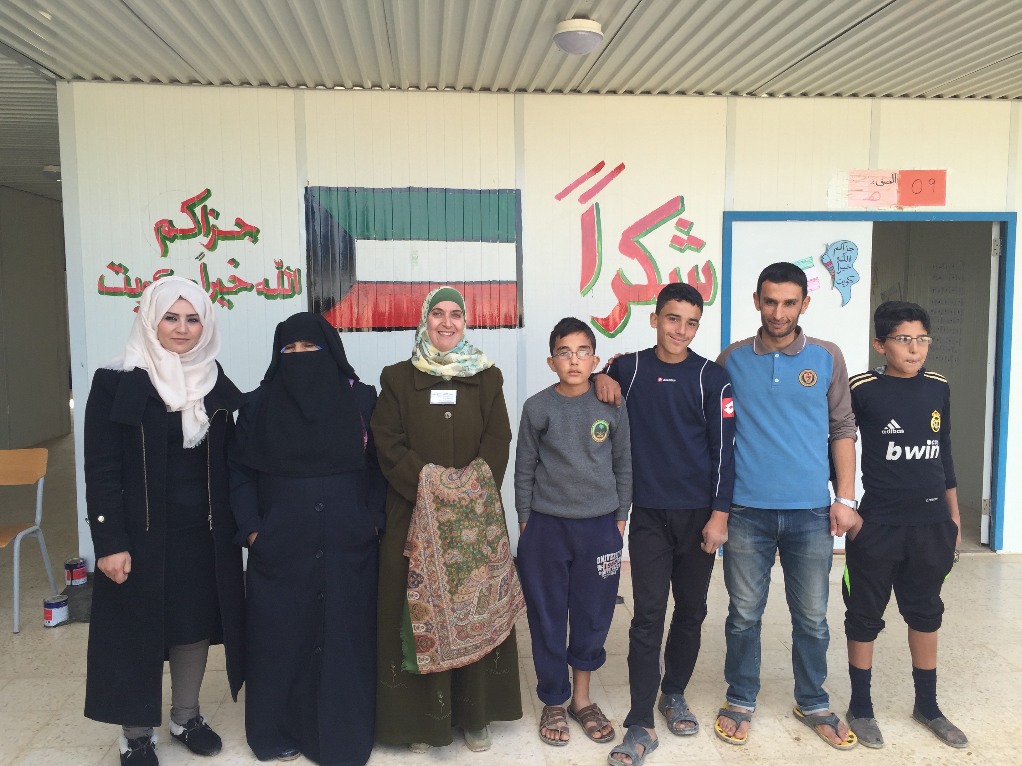 مجموعة من الطلبة والمدرسات في مدرسة الشيخ صباح الاحمد