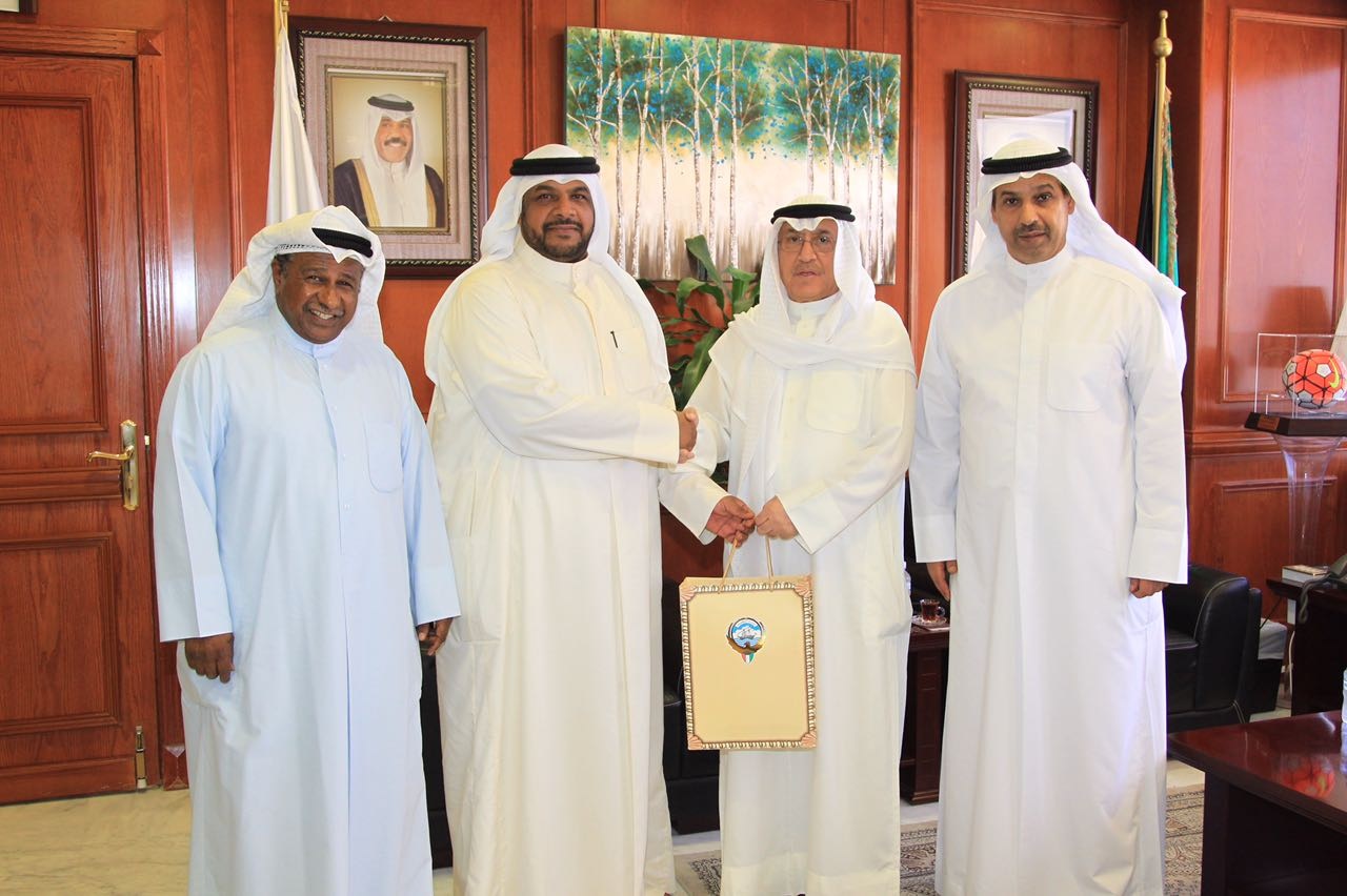 Director General of the Public Authority for Sport (PAS) Sheikh Ahmad Al-Mansour Al-Ahmad Al-Sabah on Sunday handed over the Amiri Gift for the Amiri Cup final 2015-2016 to the Kuwait Football Association (KFA).