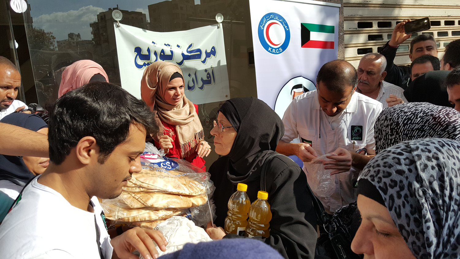 Kuwait Red Crescent Society, Zain telecom provide relief aid to Syrian refugees in Lebanon
