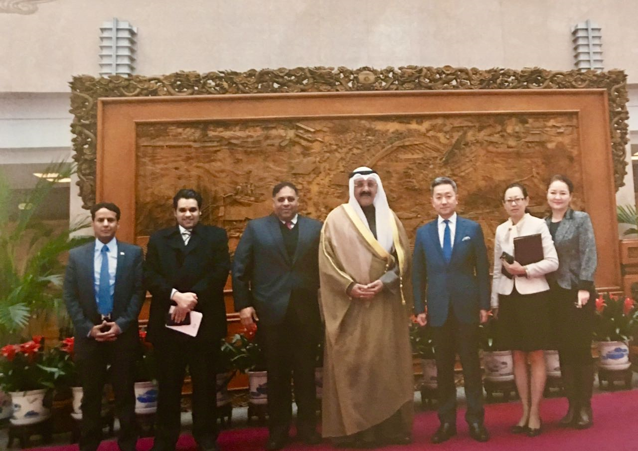 Kuwait's new Ambassador to China Samih Johar Hayat presented his credentials to Zhang Yiming, Deputy Director-General of the Protocol Department in the foreign ministry