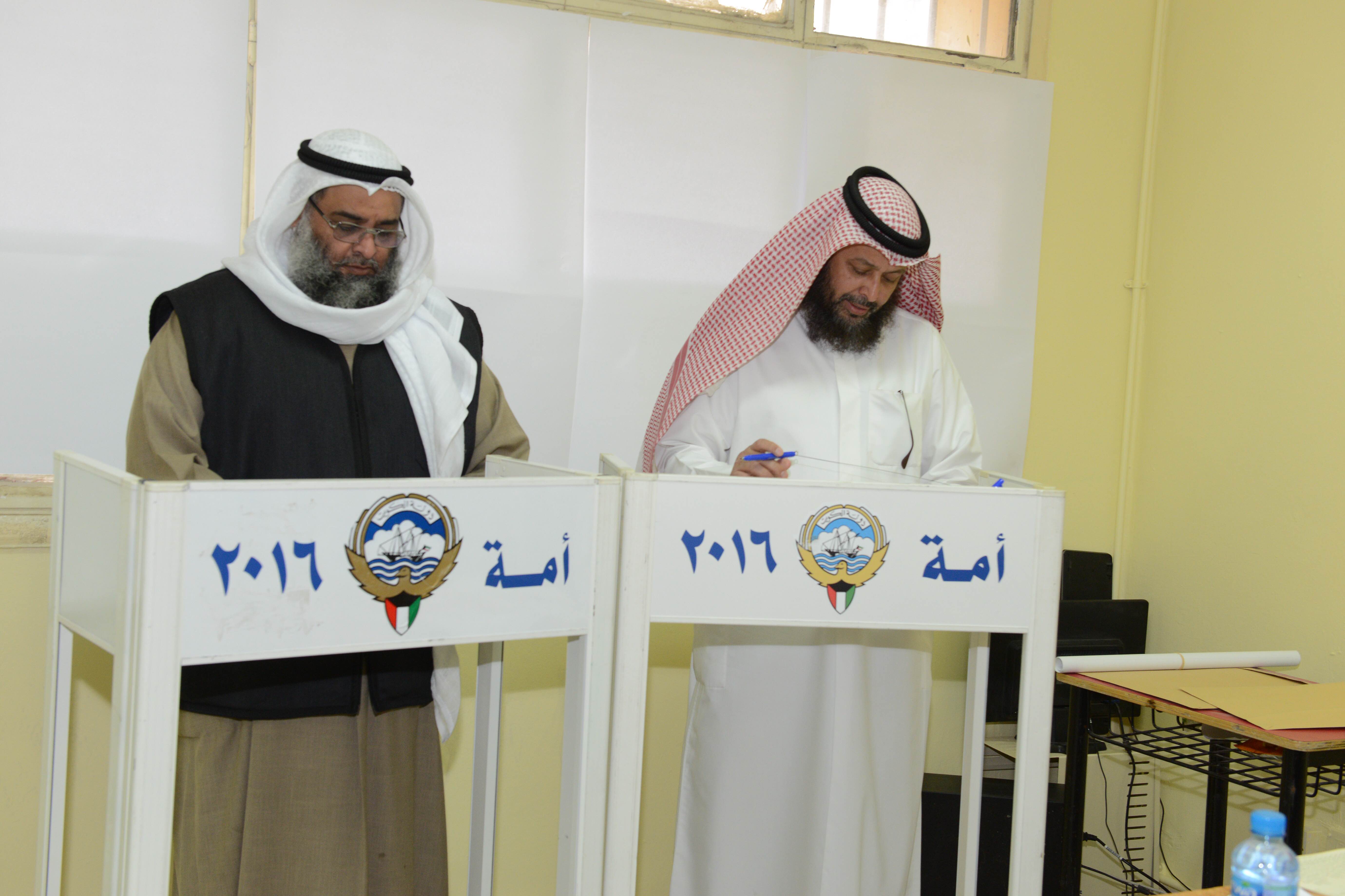 Kuwaiti voters at the beginning of polling