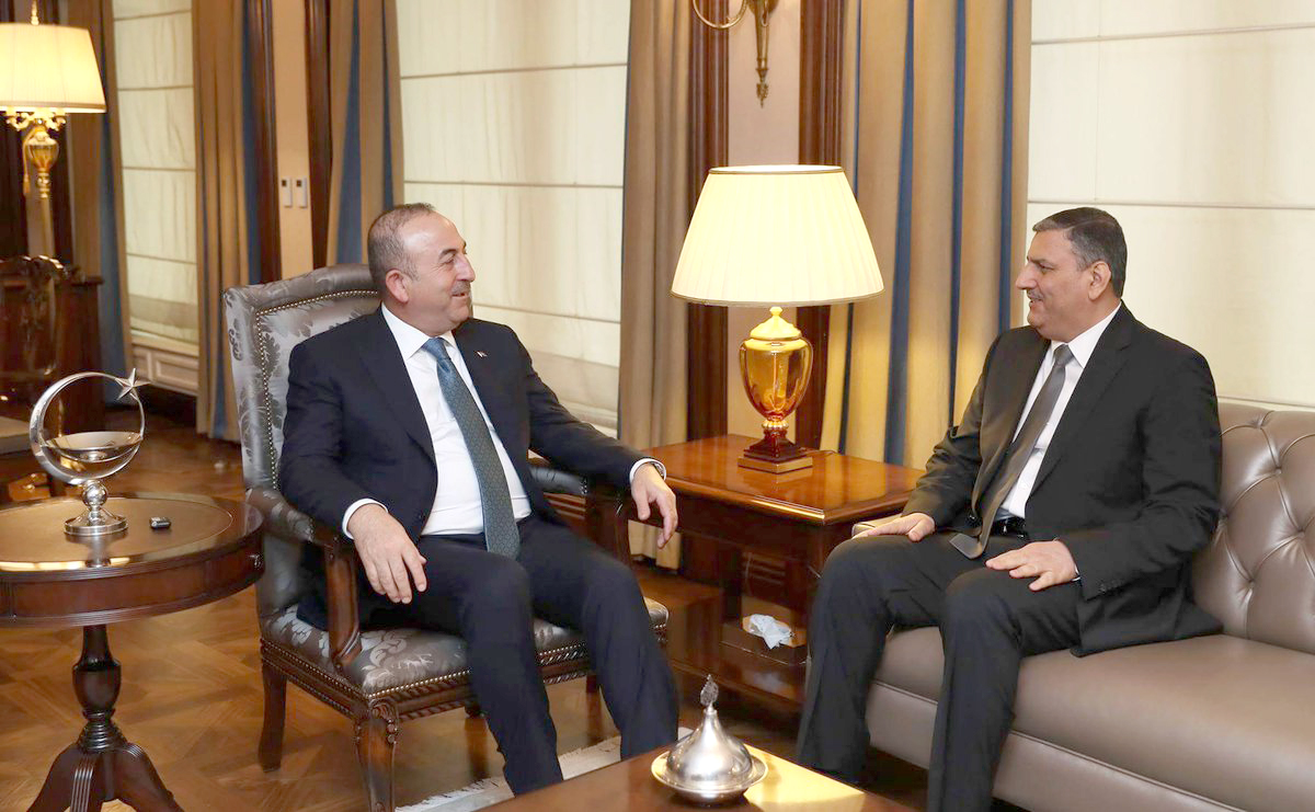 وزير الخارجية التركي مولود جاويش أوغلو خلال لقائه المنسق العام للهيئة العليا للمفاوضات السورية رياض حجاب
