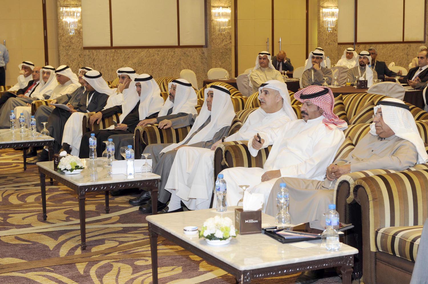 الرئيس التنفيذي في مؤسسة البترول الكويتية نزار العدساني يتوسط الحضور خلال افتتاح مؤتمر التدقيق الداخلي لدول مجلس التعاون الخليجي