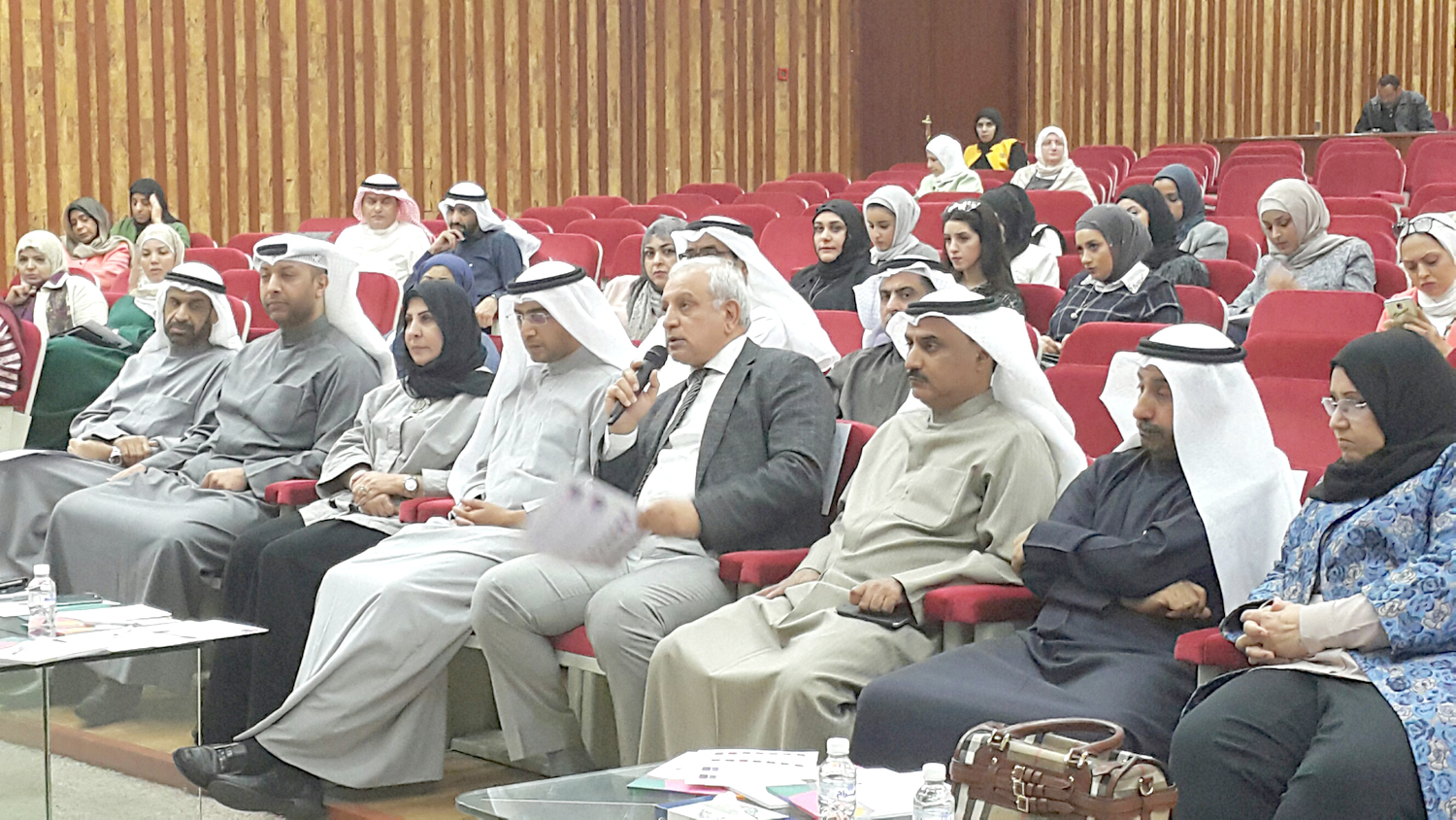 وزير التربية ووزير التعليم العالي الكويتي الدكتور بدر العيسى يتوسط الحضور خلال اجتماع موسع لمناقشة وتحليل نتائج تقرير دراسة (تيمز 2015)