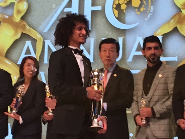 لاعب المنتخب الاماراتي وفريق نادي العين لكرة القدم عمر عبدالرحمن (عموري) خلال تتويجه بجائزة أفضل لاعب في آسيا لعام 2016