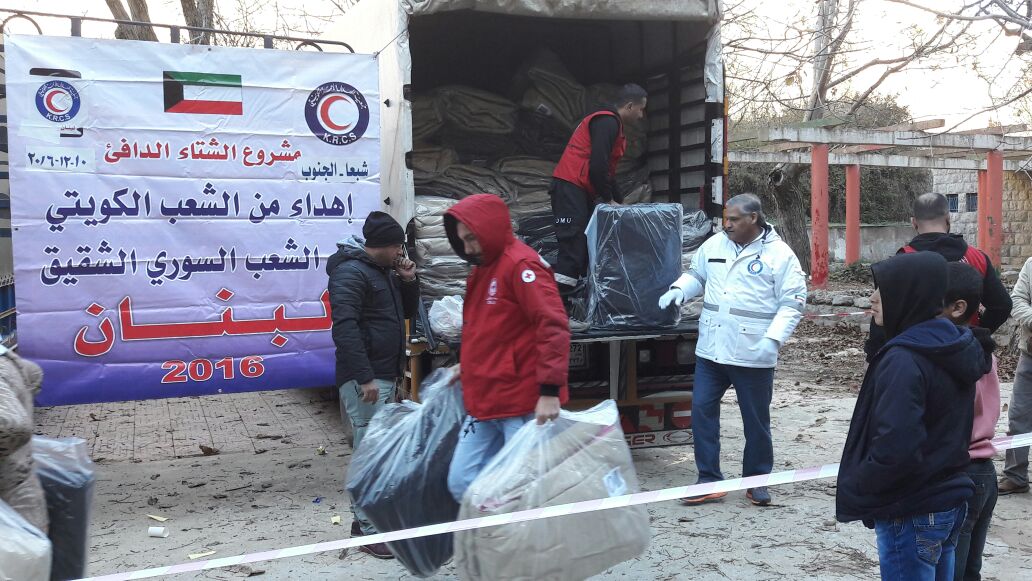 جانب من توزيع جمعية (الهلال الاحمر الكويتي) المساعدات الاغاثية على اللاجئين في شبعا اللبنانية 