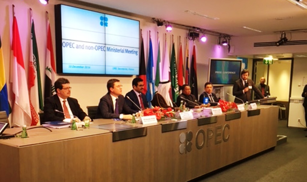 وزير الطاقة والنفط السعودي خالد الفالح خلال مؤتمر صحفي في مقر المنظمة بحضور وزير الطاقة الروسي