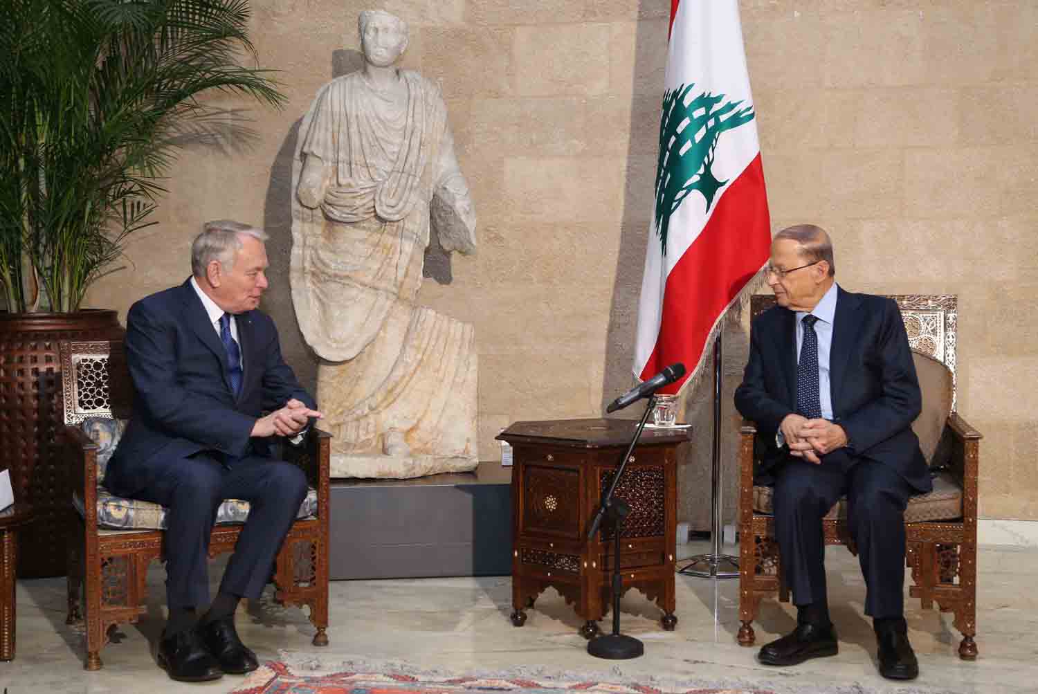 الرئيس اللبناني ميشال عون خلال استقباله وزير خارجية فرنسا جان مارك ايرولت