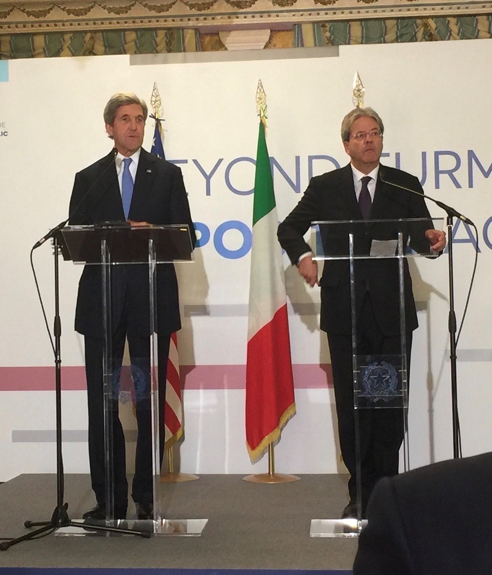 وزير الخارجية الأمريكي جون كيري خلال المؤتمر الصحفي المشترك مع نظيره الايطالي باولو جنتيلوني