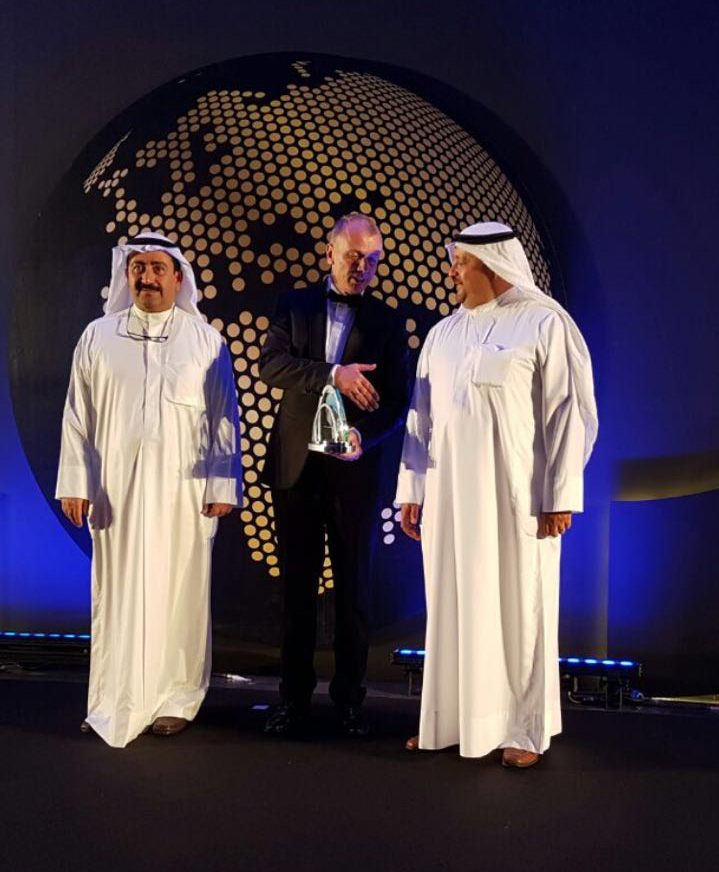 نائب الرئيس التنفيذي للشؤون المالية والإدارية في شركة ناقلات النفط الكويتية خالد العسعوسي أثناء تسلمه جائزة التدريب البحري من هيئة قائمة (لويدز) العالمية للشرق الأوسط وشبه القارة الهندية