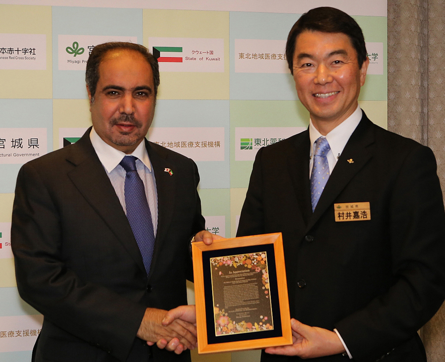سفير دولة الكويت لدى اليابان عبدالرحمن العتيبي مع محافظ (مياغي) اليابانية يوشيهيرو موراي