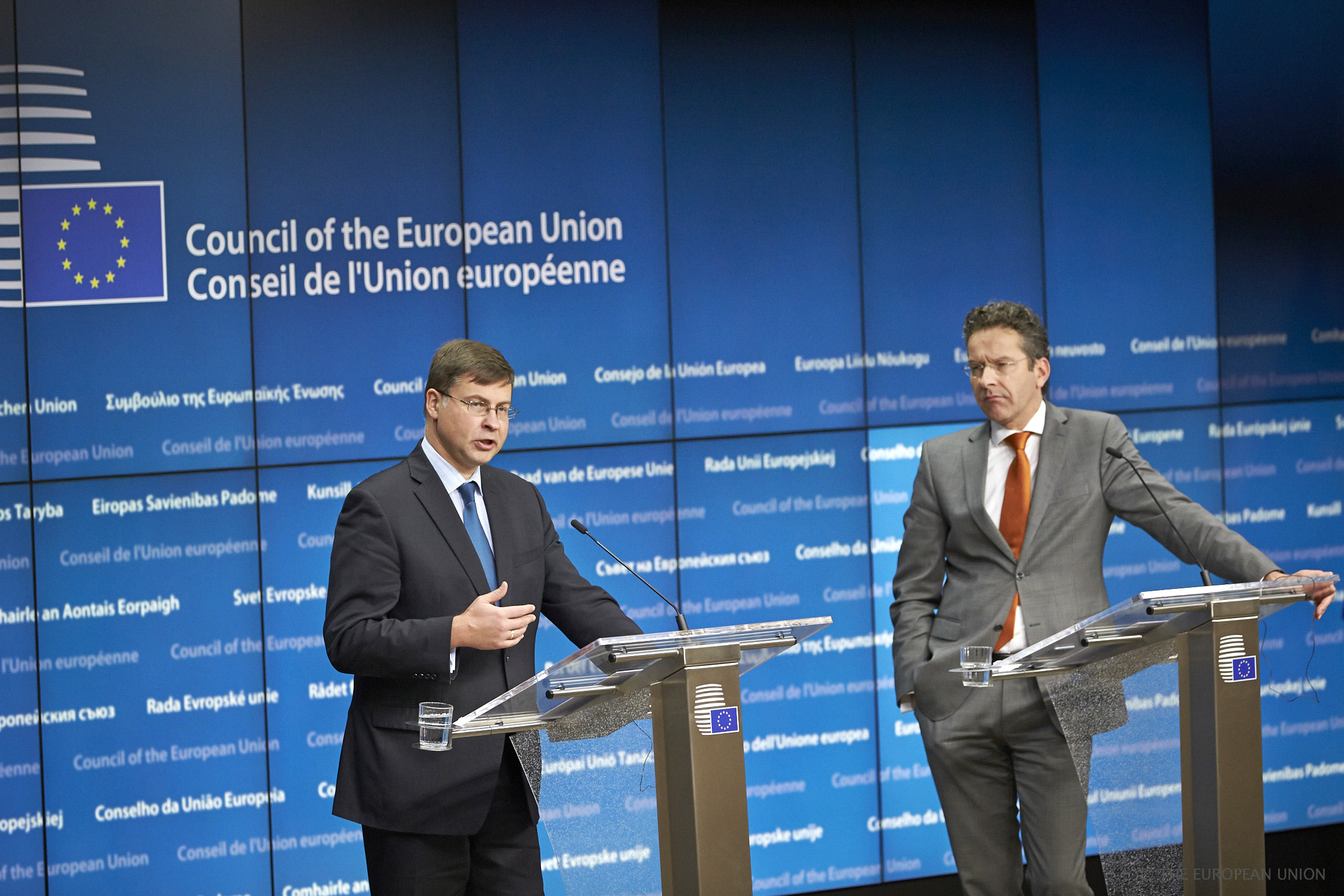 وزير المالية الهولندي يروين ديسليبلوم مع نائب رئيس المفوضية الاوروبية فالديز دومبروفسكيس خلال المؤتمر الصحفي