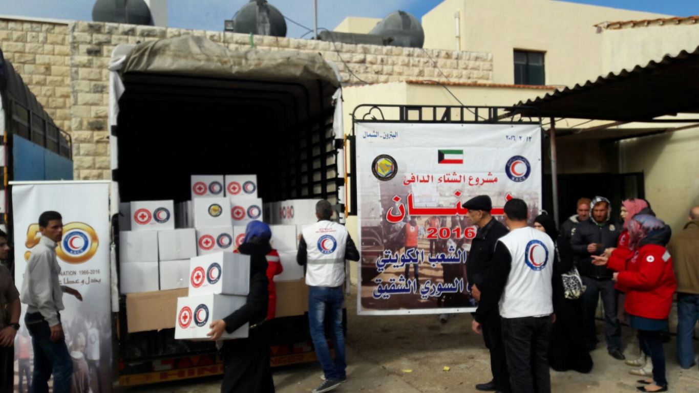 جمعية الهلال الاحمر الكويتي توزع مساعدات على 400 أسرة سورية نازحة شمالي لبنان