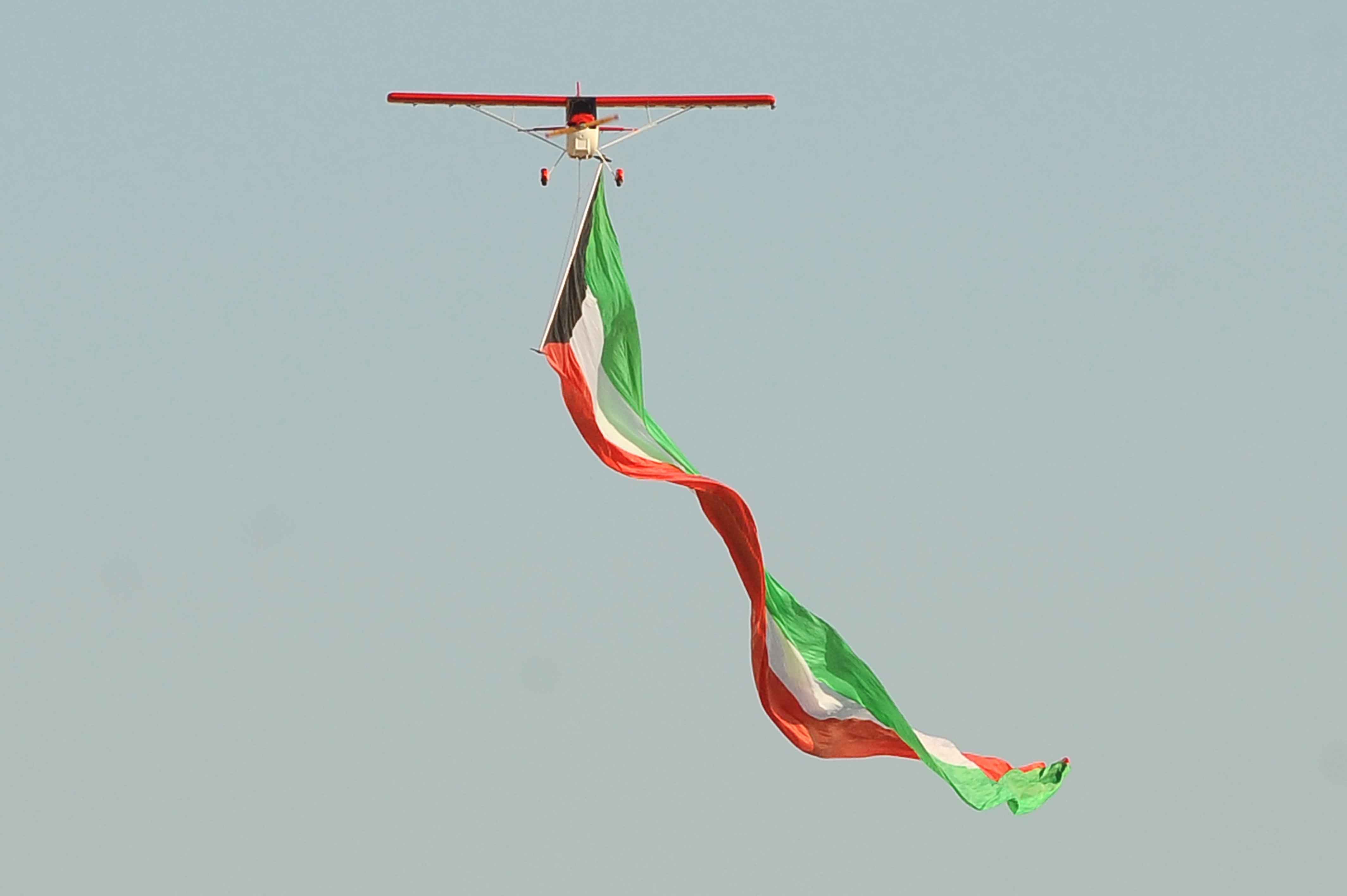 علم دولة الكويت الذي تم تسجيله في موسوعة غينيس كأطول علم في العالم وذلك في استعراض جوي لطائرة تعمل بالتحكم عن بعد