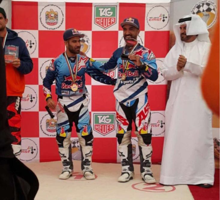 الكويتي محمد جعفر خلال تتويجه بالمركز الاول بفئة (450 سي سي) في الجولة الرابعة من بطولة الامارات الدولية للدراجات النارية الرملية ال(موتو.كروس)