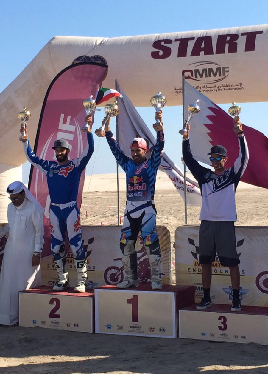 جانب من تتويج متسابقو الكويت في ختام منافسات الجولة الاولى من بطولة قطر الدولية لقوة التحمل للدراجات النارية (الاندورو)