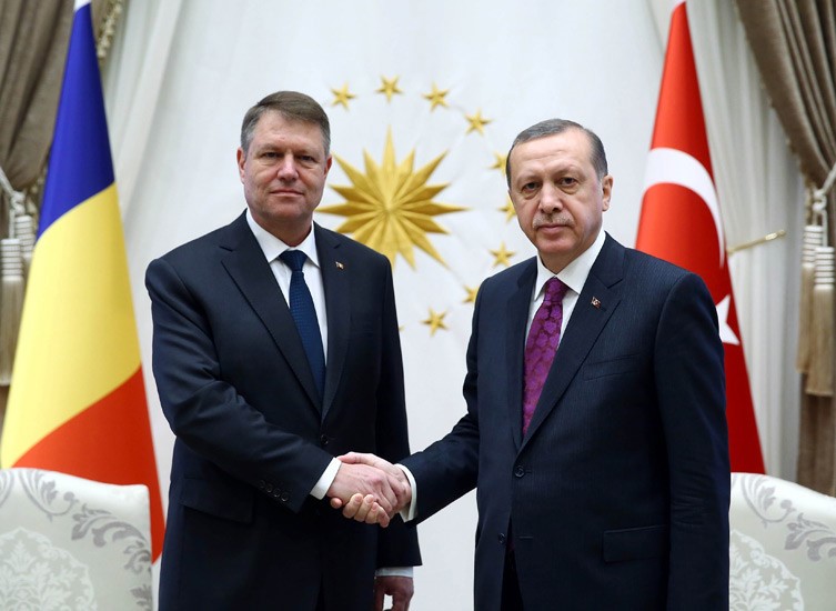 الرئيس التركي رجب طيب اردوغان مع نظيره الروماني كلاوس يوهانيس خلال مؤتمر صحفي مشترك