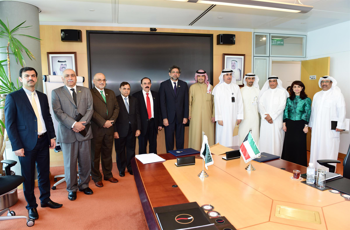 Deputy Prime Minister, Minister of Finance, Acting Minister of Oil and Board Chairman of KPC Anas Al-Saleh receives the Pakistani delegation