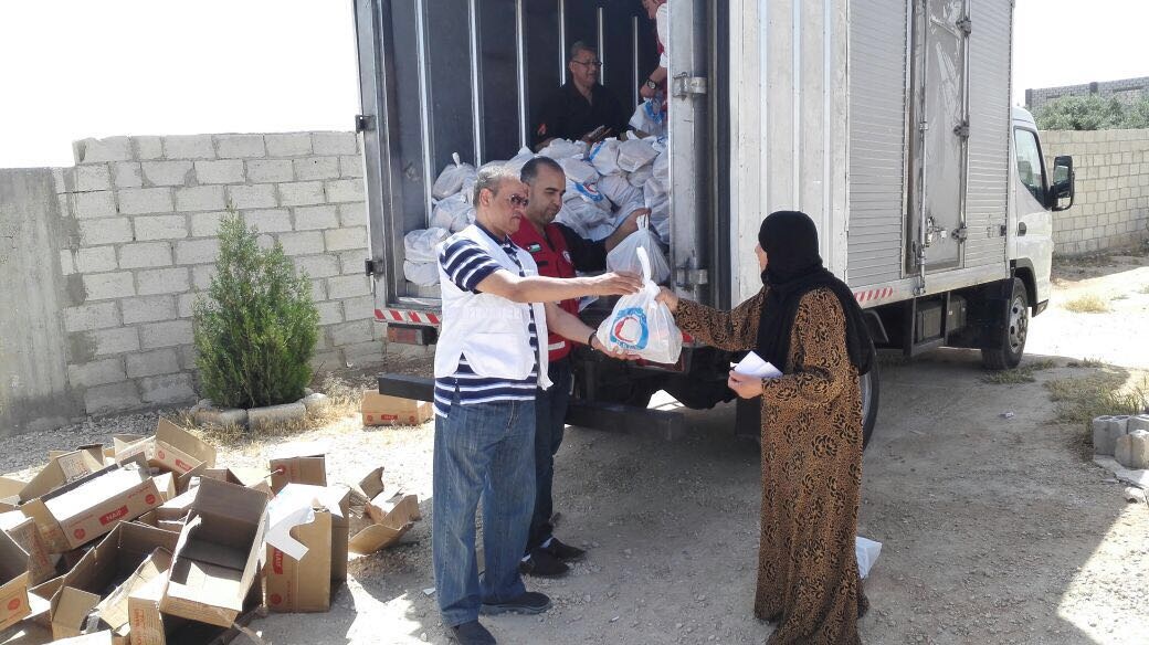 نائب رئيس مجلس ادارة جمعية الهلال الاحمر الكويتية أنور الحساوي خلال توزيع المساعدات على الأسر السورية اللاجئة