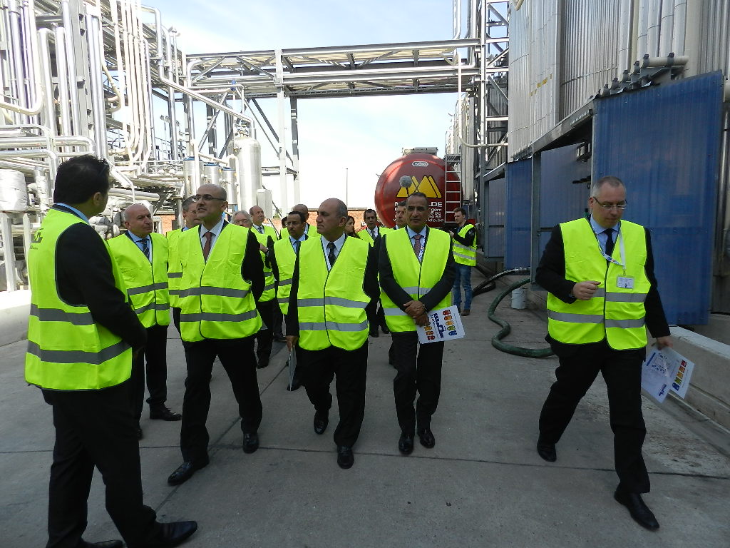 President of KPI, Bakheet Al-Rashidi with other guests on tour of the blening plant of Q8 in Antwerp