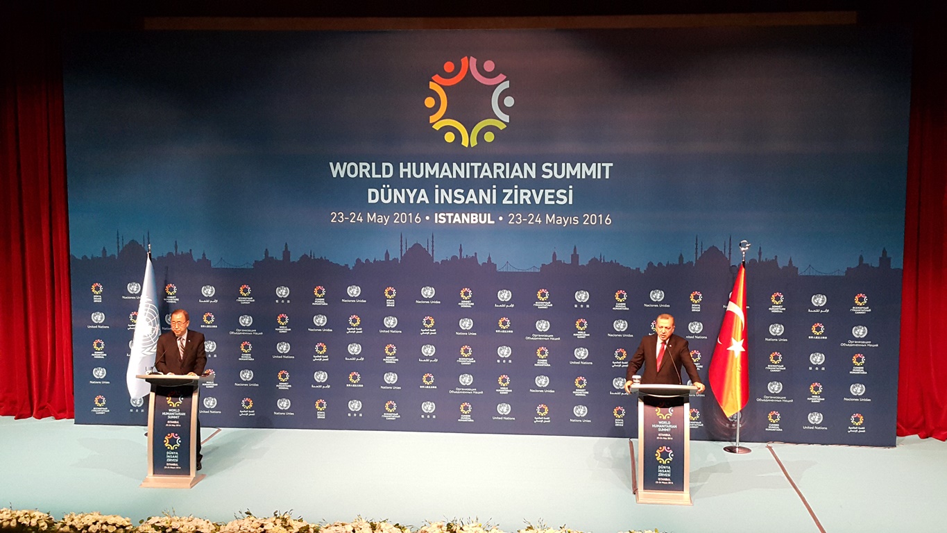 الأمين العام للأمم المتحدة بان كي مون خلال المؤتمر الصحفي المشترك مع الرئيس التركي رجب طيب اردوغان في ختام أعمال القمة العالمية للعمل الانساني