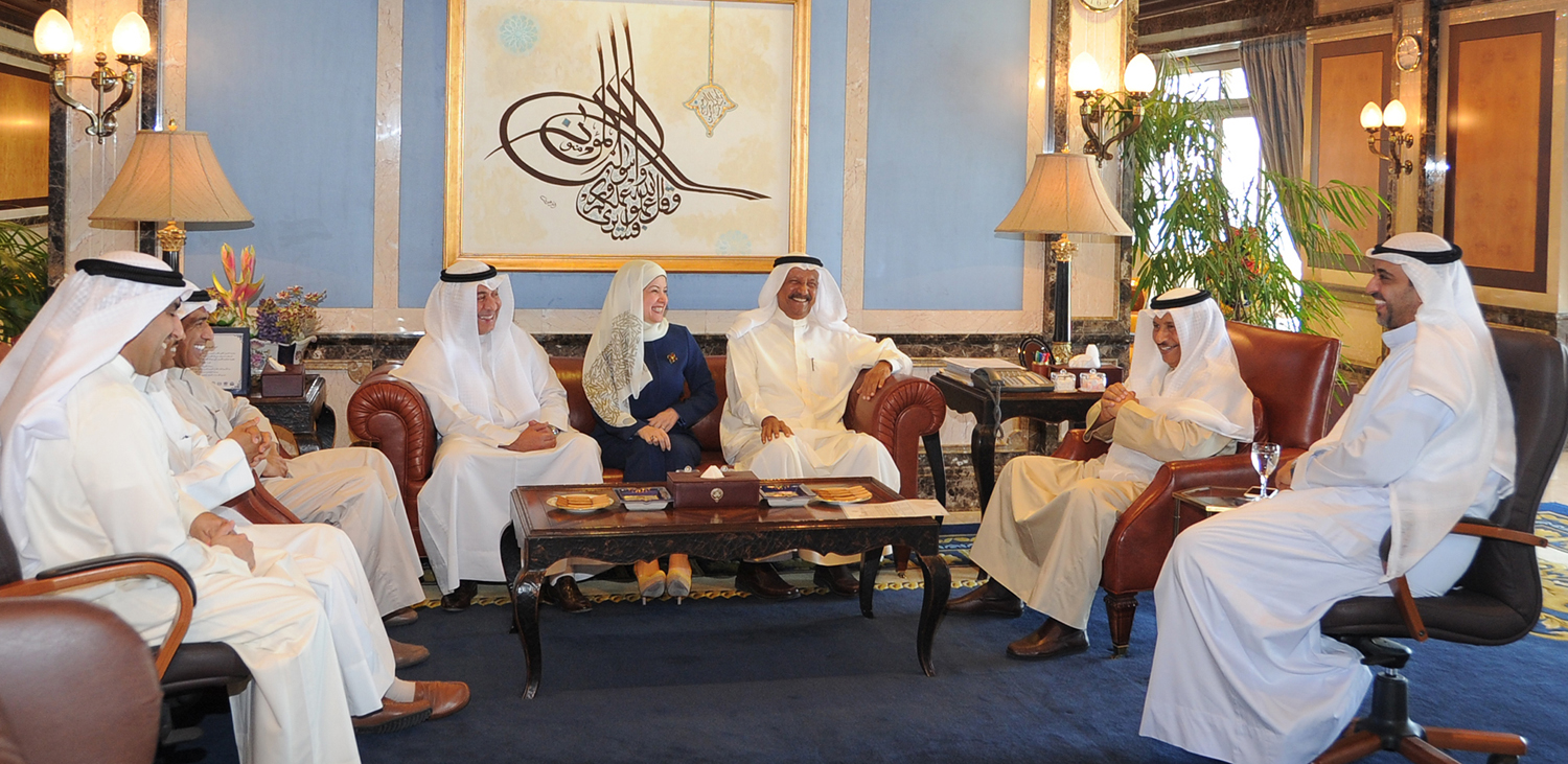 His Highness the Prime Minister Sheikh Jaber Al-Mubarak Al-Hamad Al-Sabah receives head of the central bidding committee Abduallah Saud Al-Abdulrazaq and members of the committee