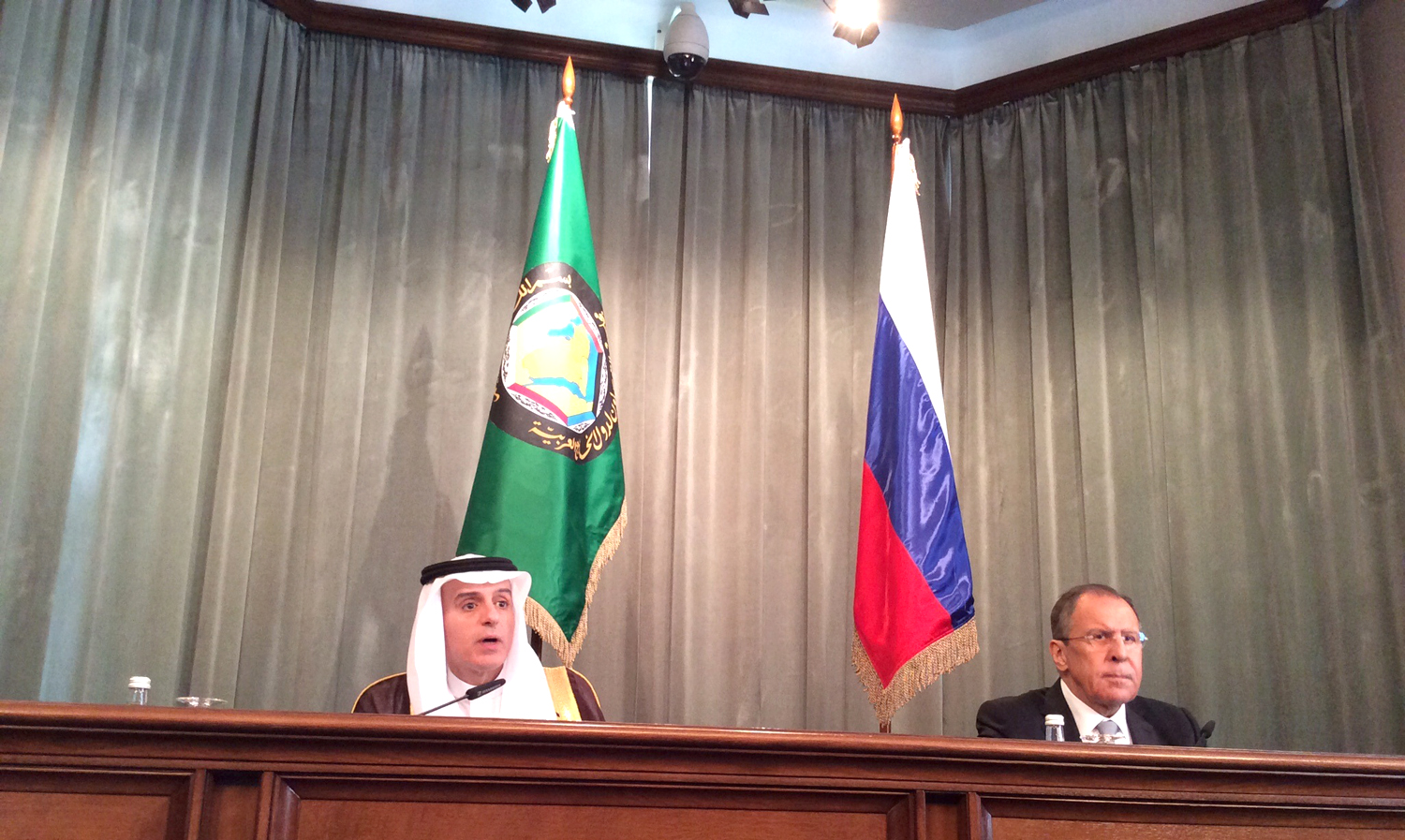وزير الخارجية الروسي سيرغي لافروف مع نظيره السعودي عادل الجبير اثناء المؤتمر الصحافي