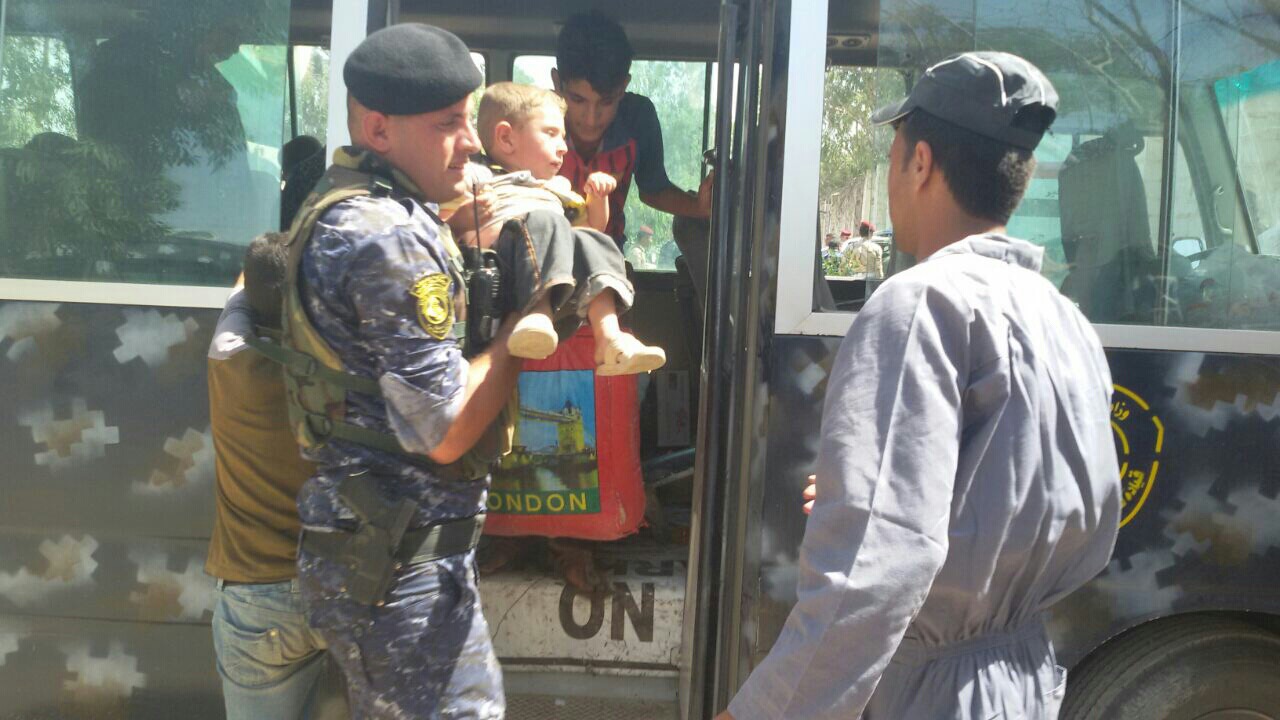 Iraqi Federal police evacuates civilians from Falluja