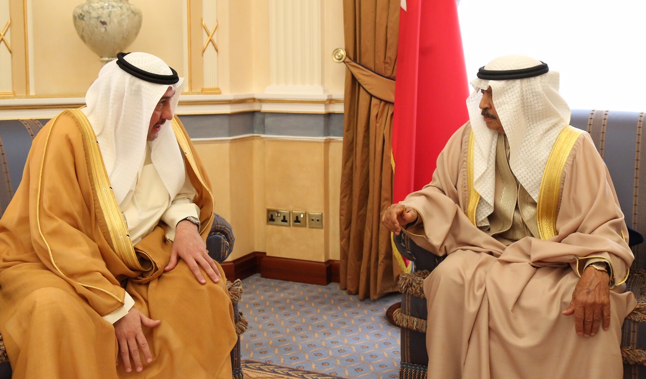 رئيس الوزراء البحريني الامير خليفة بن سلمان ال خليفة خلال لقائه محافظ الفروانية الشيخ فيصل الحمود المالك الصباح
